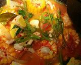 Foto langkah ke 6 dari resep Tom yam suki isi cumi otak otak dan bahan seadanya.