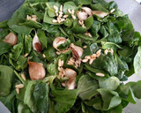 Foto del paso 3 de la receta: Ensalada de espinaca y canónigos con ajo y piñones