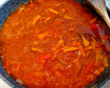 Foto del paso 4 de la receta: Filetes de cerdo en salsa de tomate y pimientos con patatas