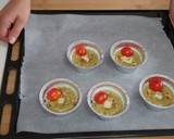 Foto del passaggio 4 della ricetta MUFFINS salati alle noci e basilico, con cuore di formaggio