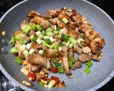 Foto langkah ke 9 dari resep Babi goreng cabai garam dengan daun bawang.