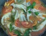 Foto langkah ke 4 dari resep Asem Asem Pedas Ceker Kemangi Khas Nganjuk.