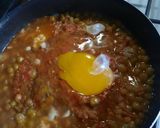 Foto del paso 6 de la receta: Bifecitos en sartén con arvejas huevo y salsa