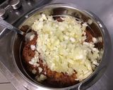 Une image de l'étape 4 de Courgette géante farcie sucrée salée au bœuf, pommes, tomates cerises et fromages.