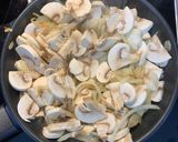 Foto del paso 3 de la receta: Salmón al horno con salsa cremosa de cebolla y champiñón