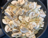 Foto del paso 3 de la receta: Salmón al horno con salsa cremosa de cebolla y champiñón