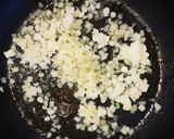Foto del paso 1 de la receta: Esponjosa y deliciosa tortilla de calabacín con cebolla