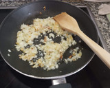Foto del paso 4 de la receta: Revuelto de espárragos trigueros con cebolla y jamón