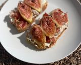 Foto del paso 4 de la receta: Tostada de jamón y brevas con queso crema 🍞☀️