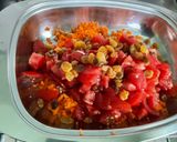 Une image de l'étape 6 de Salade de carottes et tomates aux raisins.