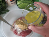 Tortitas de carne y avena, con guarnición de nopales sin baba