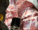 Foto del paso 1 de la receta: Paletilla de cordero al horno con cabeza de ajos y patata al horno