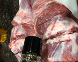 Foto del paso 1 de la receta: Paletilla de cordero al horno con cabeza de ajos y patata al horno