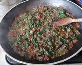Foto del passaggio 3 della ricetta Foglie e gambi di barbabietola con granella di pistacchi