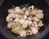 Foto del paso 2 de la receta: Champiñones en salsa con huevo