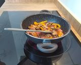 Foto del paso 7 de la receta: Pasta huancaína con ternera saltado peruana