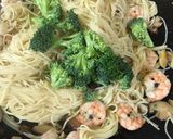 Gambar langkah 4 resipi Aglio Olio with Salmon.