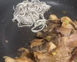 Foto del paso 3 de la receta: Revuelto de setas, ajetes y gulas