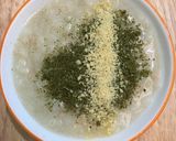 Hình bước làm 3 của món Mì somen nấu tôm mix chùm ngây phô mai rắc