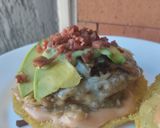 Foto del paso 11 de la receta: Hambur-arepa con aguacate🥙 cebolla caramelizada y mayomostaza ahumada🫓🍔
