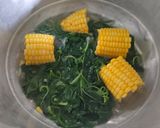Foto langkah ke 3 dari resep Bening Bayam Jagung Manis.