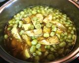 Foto del paso 8 de la receta: Guiso de habas con pollo y alcachofas al las hierbas aromáticas