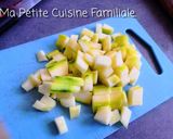 Une image de l'étape 1 de Baguette bâteau courgette, tomates cerises et babybel.