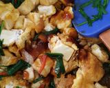 Foto langkah ke 5 dari resep Tumis tahu telor kucai.
