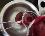 बीटरूट रोझ आईस पाॅप्स (Beetroot Rose Icepops Recipe in Marathi) रेसिपी स्टेप 2 फोटो 
