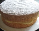 A picture of step 7 of Sponge Cake With Custard & Pear.