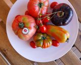 Foto del paso 1 de la receta: Ensalada de tomates, espárragos y mozzarella con vinagreta de piñones, cebolla pochada y mostaza