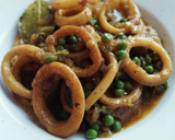 Foto del paso 8 de la receta: Cazuela de anillas de calamar estofadas con patata y guisantes