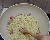 Foto langkah ke 3 dari resep Tuna Aglio e'Olio.