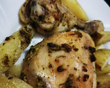 Foto del paso 5 de la receta: Cuartos traseros de pollo al horno con papas