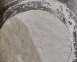 A picture of step 4 of Bhakari of rice flour.