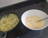 Foto del paso 2 de la receta: Tortilla de calabacín y cebolla