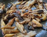 Foto del paso 2 de la receta: Berenjenas🍆en salsa de ajo🧄, miel🍯y queso🥯🧀🍆