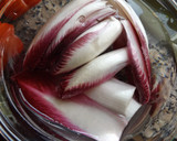 Foto del paso 1 de la receta: Endivias rojas rellenas con quesos y pickles