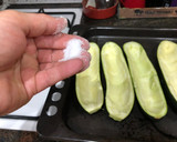 Foto del paso 3 de la receta: Calabacines rellenos con gratinado de queso de oveja y salsa de pimientos del piquillo