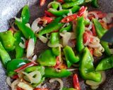 Foto langkah ke 3 dari resep Oseng Tempe dan Paprika Hijau.