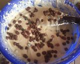 A picture of step 5 of Raisin milk chocolate chips cake.