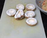 Foto langkah ke 2 dari resep Menu Resto di Rumah: Stuffed Shiitake Mushrooms Saus Teriyaki Lada Hitam.