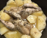 Foto del paso 2 de la receta: Picantones con chalotas y piñones en cocotte