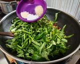 Foto langkah ke 4 dari resep Tumis Kangkung Saus Tiram (Tidak Pedas).