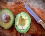 Foto del paso 3 de la receta: Ensalada de melocotón con aguacate y surimi