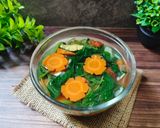 Foto langkah ke 4 dari resep Kuah Bening Bayam Wortel.