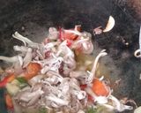 Foto langkah ke 3 dari resep Mi Goreng Jamur.