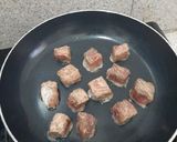 Foto langkah ke 2 dari resep Simple Wagyu Saikoro Steak and Mushroom Sauce 🍖.