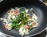 Foto langkah ke 2 dari resep Tumis Tauge Wortel Sosis.