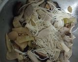 รูปขั้นตอนการทำที่ 4 ของ กระเพาะหมูผัดผักกาดดองเห็ดเข็มทอง